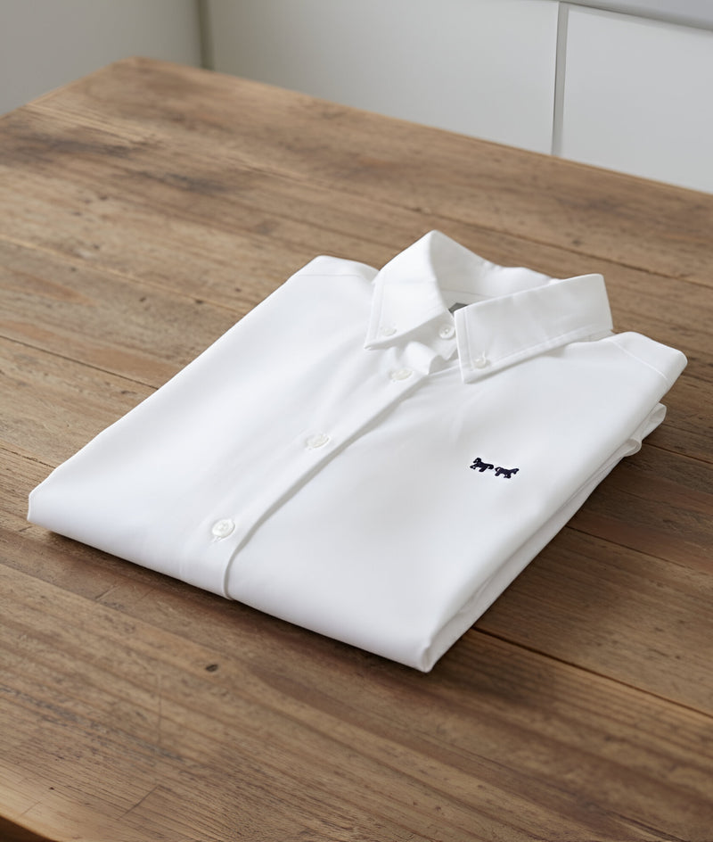 El tejido le confiere una superficie lisa pero ligeramente texturizada, equilibrando comodidad y resistencia.